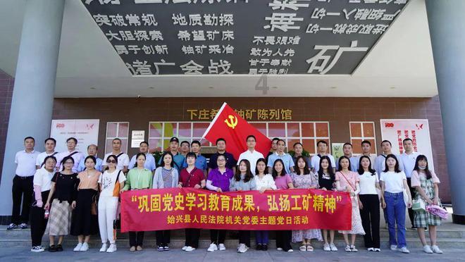 愿无大碍！吉伦沃特与郭凯抢球时撞到广告牌 随后返回更衣室